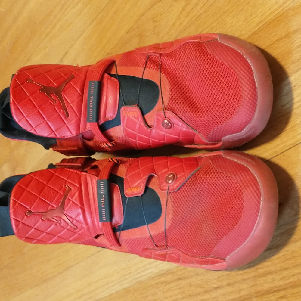 Air Jordan 33 University red